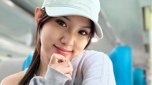 Perempuan yang baru genap berusia 22 tahun pada 9 September 2025 itu, disebut sebagai penyanyi ambyar. Kalau dangdut itu lebih goyang gitu. Kalau dangdut aku baru belajar, kata pemilik nama lengkap Leona Tiara Samudra saat mengisi Rumpi: No Secret Trans TV, Kamis (18/9/2025). Foto: Instagram @leonazhen