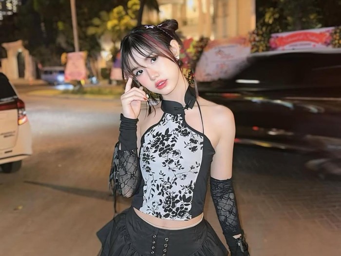Leona Zhen dijuluki penyanyi ambyar, viral usai membawakan lagu Mangan Ra Njaluk Koe.
