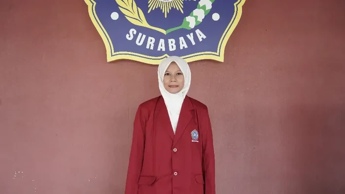Mahasiswa UM Surabaya Nurul Abida Fauzia, yang mendapat kuliah gratis karena hafal Al-Quran.
