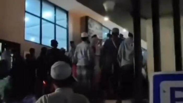 Suasana saat pria diamankan saat selawatan di salah satu kampus Jogja.