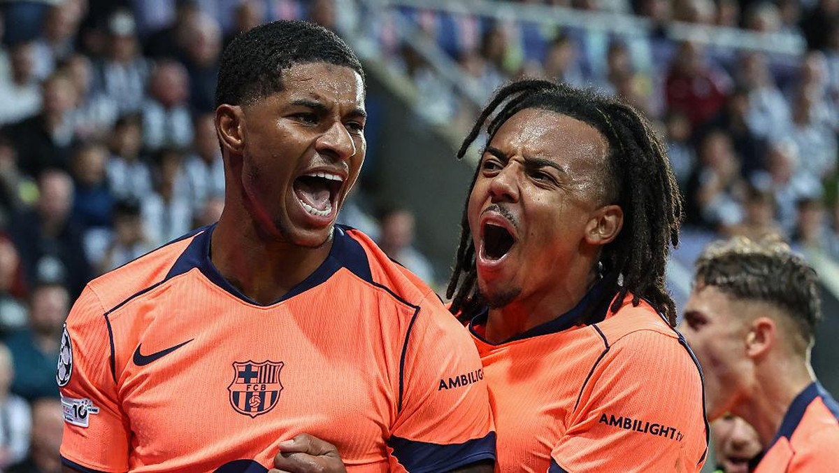 Marcus Rashford (kiri) merayakan golnya bersama Jules Kounde. Foto: CameraSport via Getty Images/Lee Parker - CameraSport