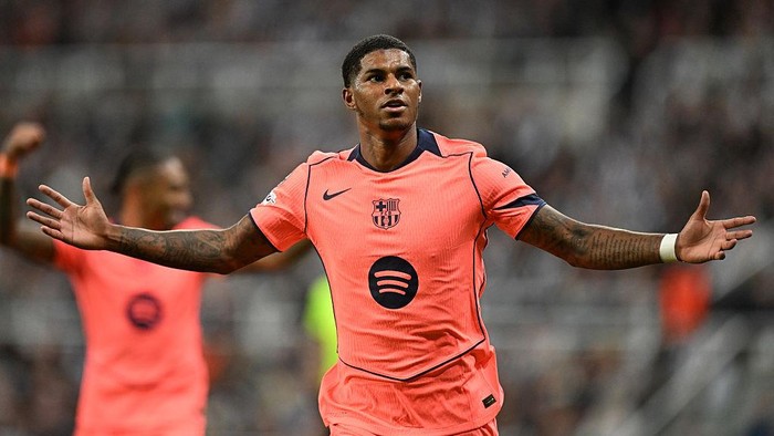 NEWCASTLE UPON TYNE, ENGLAND - SEPTEMBER 18: Marcus Rashford celebrates scoring his teams second goal during the UEFA Champions League 2025/26 League Phase MD1 match between Newcastle United FC and FC Barcelona at St James Park on September 18, 2025 in Newcastle upon Tyne, England. (Photo by Ben Roberts - Danehouse/Getty Images)