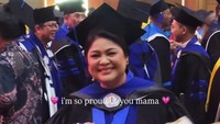 Marion Jola bangga melihat ibunda memakai toga dan menyelesaikan kuliahnya hingga menyandang status Magister Teologi. Foto: Instagram @lalamarionmj