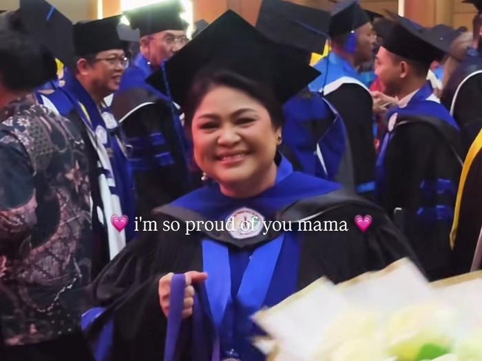 Marion Jola Marion Jola hadiri wisuda S2 ibunda.