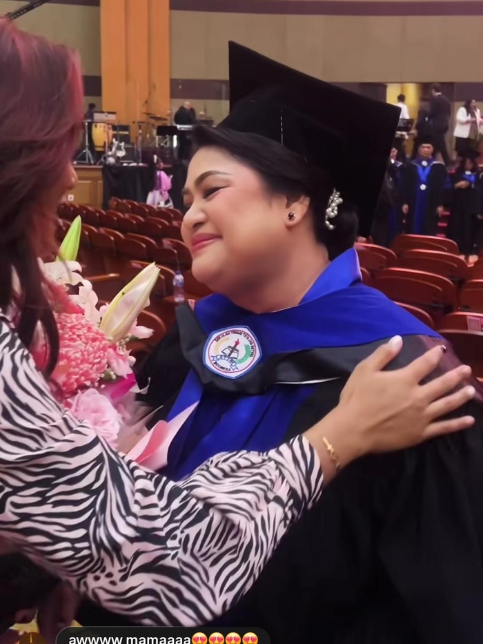 Marion Jola Marion Jola hadiri wisuda S2 ibunda.
