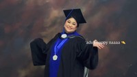 Ibunda Marion Jola, Sherly N. Dauta Elim, semringah melakukan sesi pemotretan usai wisuda. Foto: Instagram @lalamarionmj