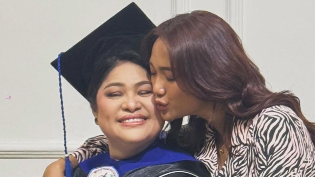 Marion Jola Antarkan Ibunda Wisuda Magister Teologi pada Usia 52 Tahun