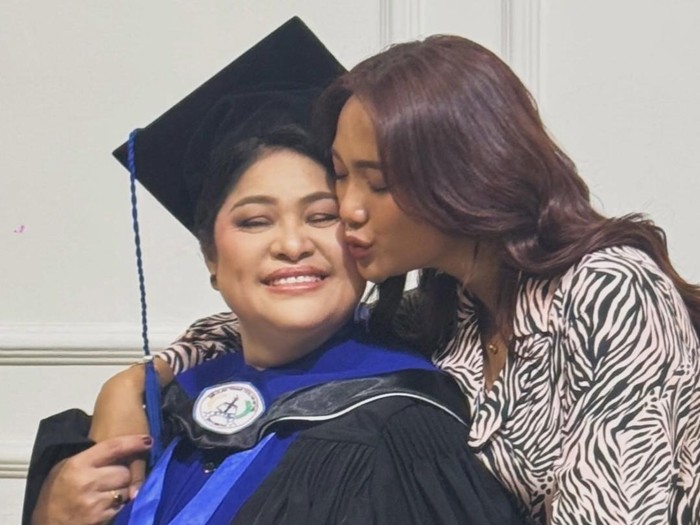 Marion Jola Marion Jola hadiri wisuda S2 ibunda.