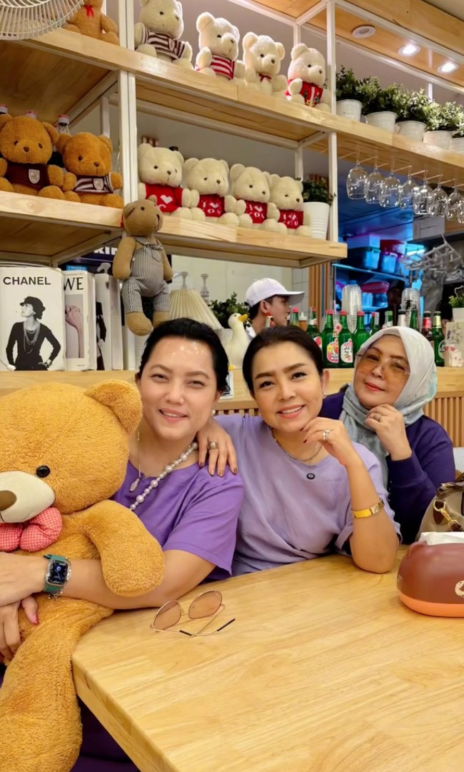 Mayangsari kembali curi atensi usai membagikan momen langka kebersamaannya dengan 2 saudara perempuan. Terlihat ketiganya tampil kompak kenakan busana berwarna ungu. Foto: Instagram/@mayangsari_official