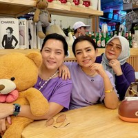 Mayangsari kembali curi atensi usai membagikan momen langka kebersamaannya dengan 2 saudara perempuan. Terlihat ketiganya tampil kompak kenakan busana berwarna ungu. Foto: Instagram/@mayangsari_official