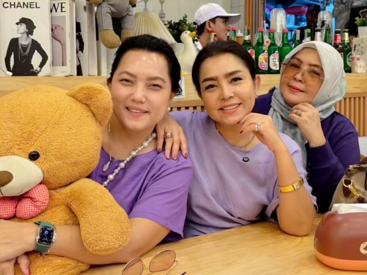 Foto Kompak Kebersamaan Mayangsari & Saudara Perempuannya, Jadi Momen Langka