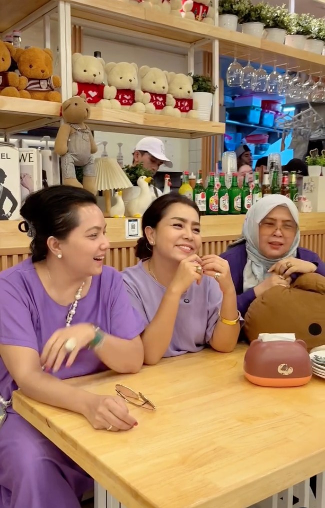 Nongkrong bareng di sebuah restoran, ketiganya tampak asik mengobrol dan mengabadikan pertemuan mereka. Penampilan ketiganya pun terlihat santai tanpa pulasan makeup berlebih. Foto: Instagram/@mayangsari_official
