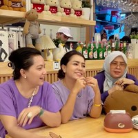 Nongkrong bareng di sebuah restoran, ketiganya tampak asik mengobrol dan mengabadikan pertemuan mereka. Penampilan ketiganya pun terlihat santai tanpa pulasan makeup berlebih. Foto: Instagram/@mayangsari_official