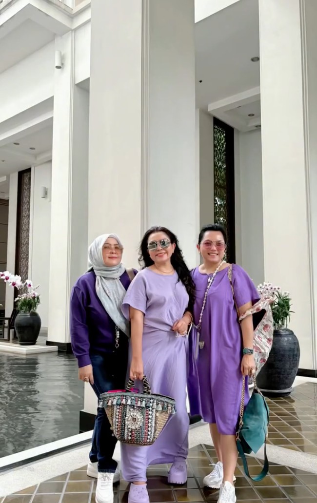 Dari keterangan unggahan diketahui bahwa istri Bambang Trihatmodjo itu sebenarnya memiliki 6 orang saudara perempuan. Konon ceritanya punya sdr perempuan adalah tmn paling bisa kita percaya buat gosip,tapi..jgn pernah percaya kl gosip nya ga akan d share ke sdr perempuan lain (dpt slm sdr perempuan ada 6 shayyy) tulisnya. Foto: Instagram/@mayangsari_official