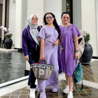 Dari keterangan unggahan diketahui bahwa istri Bambang Trihatmodjo itu sebenarnya memiliki 6 orang saudara perempuan. Konon ceritanya punya sdr perempuan adalah tmn paling bisa kita percaya buat gosip,tapi..jgn pernah percaya kl gosip nya ga akan d share ke sdr perempuan lain (dpt slm sdr perempuan ada 6 shayyy) tulisnya. Foto: Instagram/@mayangsari_official
