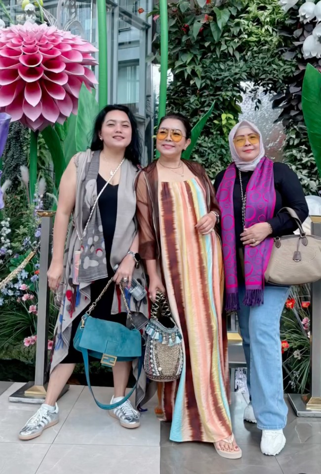 Terlihat ketiganya asik jalan-jalan bersama. Tampil simpel, ketiganya tetap terlihat stylish. Mayang sendiri memilih mengenakan dress panjang bernuansa coklat. Penampilannya kian stylish dengan paduan sunglasses.  Foto: Instagram/@mayangsari_official