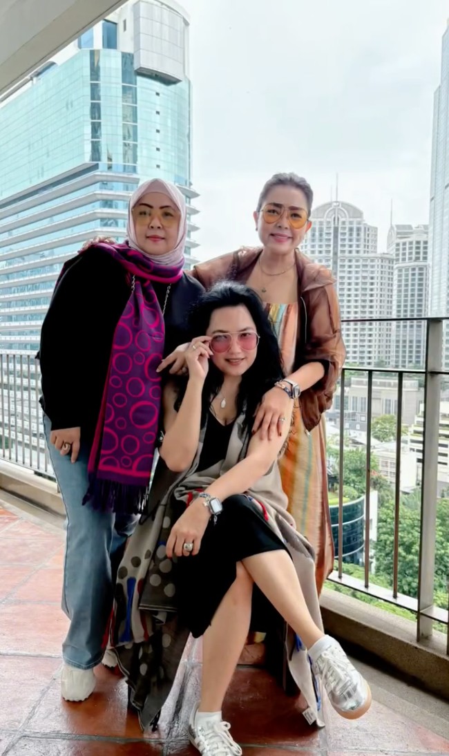 Lahir pada 23 Agustus 1971, Mayangsari merupakan anak kelima dari delapan bersaudara. Sebagian besar saudaranya itu memang perempuan. Foto: Instagram/@mayangsari_official