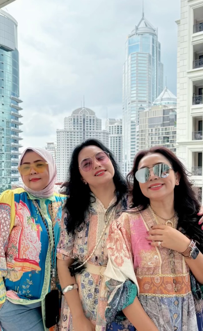 Pose bareng kenakan busana kompak, ketiganya memang terlihat mirip. Cantikk semuaaa, tulis salah satu komentar. Kenapa cantik semua sih mbak yu… komentar lain. Foto: Instagram/@mayangsari_official