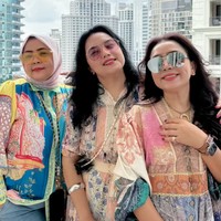 Pose bareng kenakan busana kompak, ketiganya memang terlihat mirip. Cantikk semuaaa, tulis salah satu komentar. Kenapa cantik semua sih mbak yu… komentar lain. Foto: Instagram/@mayangsari_official