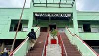 Saat detikJatim berkunjung ke sana, lokasinya bisa dibilang cukup sepi. Namun tempat ini seperti mesin waktu yang menyimpan jejak-jejak sejarah lewat barang-barang antik yang terpajang rapi di etalase toko-toko.