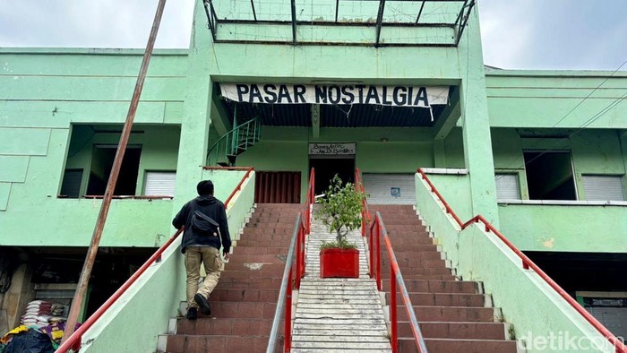 Menilik Pasar Nostalgia Surabaya yang menjadi gudang barang-barang antik.