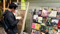 Dari informasi yang dihimpun, ada sekitar 26 toko barang antik atau barang lawas yang tergabung di Pasar Nostalgia. Sementara koleksinya sangat beragam mulai dari buku, poster, foto, kaset, sampai album. Ada pula porselain, jam, mesin ketik, mainan, perhiasan, dan masih banyak lainnya.