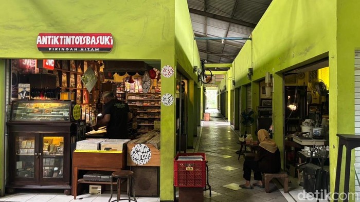 Menilik Pasar Nostalgia Surabaya yang menjadi gudang barang-barang antik.