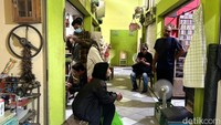 Pasar ini pun layaknya surga bagi para pencinta barang antik.