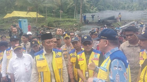 Menteri PU Dody Hanggodo dan rombongan mengunjungi lokasi banjir bandang di Kecamatan Mauponggo, Nagekeo, NTT, Jumat (19/9/2025). (Dok. Polsek Mauponggo)