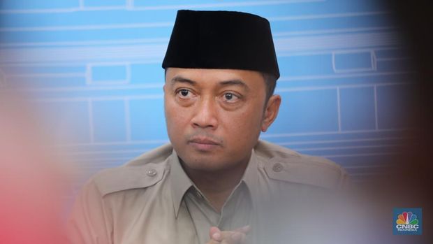 Menteri Sekretaris Negara (Mensesneg) Prasetyo Hadi saat berbincang dengan media di Istana Kepresidenan Jakarta, Jumat (19/9/2025). (CNBC Indonesia/Tri Susilo)