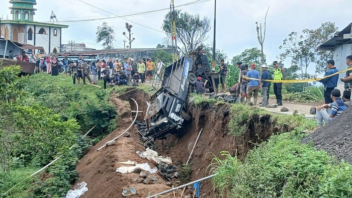 Mobil pikap yang terperosok saat dilakukan evakuasi dengan mobil derek di Desa Tempelsari, Kecamatan Tretep, Kabupaten Temanggung, Jumat (19/9/2025).