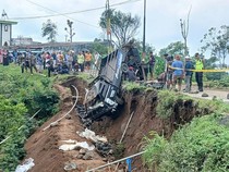 Mobil Pikap Terperosok di Tretep Temanggung, 2 Orang Jadi Korban