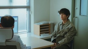 Ada adegan Sunwoo Hae lagi ada di rumah sakit juga. Kira-kira ada urusan apa ya dia di sana? (Foto: dok. JTBC)