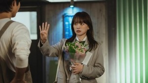 Sunwoo Hae bahkan sampai ngasih bunga ke Sung Je Yeon, tapi si cewek kayak masih ragu dengan perasaannya. (Foto: dok. JTBC)
