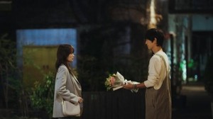 Setelah momen ciuman mesra di episode pekan lalu, Sunwoo Hae (Song Joong Ki) berniat buat ngebawa hubungannya dengan Sung Je Yeon (Chun Woo Hee) ke tahap berikutnya. (Foto: dok. JTBC)