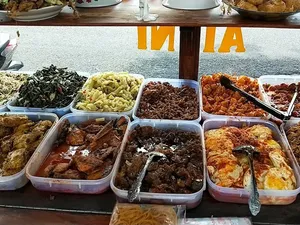 Cuma Rp15.000! Nasi Rames di Jakarta Ini Punya Lauk Enak dan Melimpah
