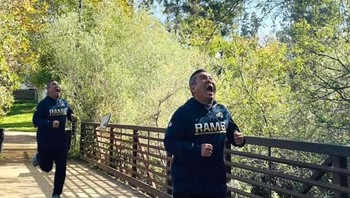 Tolong tambah sesuatu yang mengerikan sedang mengejarku, pintanya. Foto: Darren Phan via Bored Panda