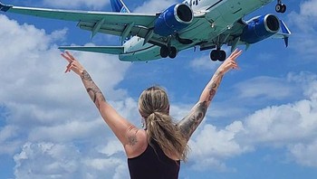 Minta tripodnya dihilangkan. Loh, kok, ada Mr Bean? Foto: Precious Moore via Bored Panda