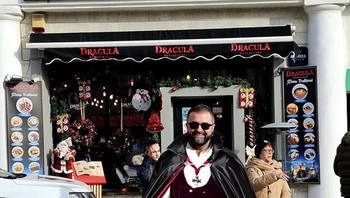 Memohon agar dia memakai pakaian profesional di foto ini. Hmm... jadi sesuai background sih, memang. Foto: Intentil Perfecte via Bored Panda