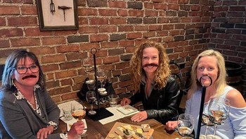 Dibikin berkumis semua. Foto: Patty Heibel via Bored Panda