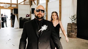 Katanya fotonya udah keren, tapi ada perempuan di belakangnya yang minta dihilangkan. Foto: Brandon J Clarida via Bored Panda