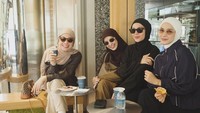 Postingan persahabatan mereka terlihat sangat adem. Netizen memberikan komentar dalam postingan mereka. Foto: dok instagram Nina Zatulini
