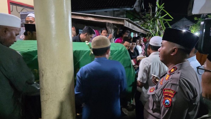 Jenazah ojol asal Probolinggo tewas ditembak di Papua tiba di rumah duka