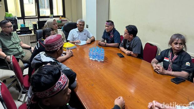 Ormas dan OKP Dayak mendatangi Polda Kalbar.