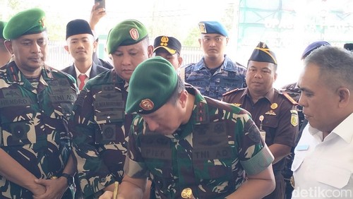 Pangdam IX/Udayana, Mayjen Piek Budyakto didampingi Komandan Kodim 1630/Manggarai Barat, Letkol Inf Budiman Manurung, tanda tangan prasasti peresmian Kodim 1630/Manggarai Barat di Labuan Bajo, Manggarai Barat, NTT, Jumat (19/9/2025).