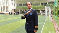 Captain Ardhika Satyagraha dari Garuda Indonesia berbagi pengalaman sebagai penerbang dan cara untuk mengusahakan cita-cita ini sejak di SMP. Ia mengingatkan siswa untuk menguasai matematika dan sains, terutama fisika, serta mempraktikkan belajar sepanjang hayat.  Foto: Trisna Wulandari/detikcom