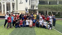 Zehdi ikut bermain dan berlatih bersama siswa. Foto: Dok POMG SMP Labschool Kebayoran