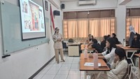 Adinda Wardhani, Deputy Director in Chif Fimela.com dan CMO K.A.L.A Studio, berbagi cara agar tidak terjebak tren dan manajemen waktu sebagai praktisi fashion sekaligus ibu. Foto: Dok POMG SMP Labschool Kebayoran