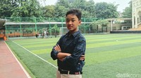 Razqa, siswa kelas 7, menggali dunia koding sejak SD. Ingin menjadi programmer, ia aktif ikut kursus dan ekstrakurikuler koding di SD dan SMP. Pertama kenal dari YouTube, terus jadi suka. Kalau bisa koding, saya mau buat website untuk bantu pekerjaan orang tua saya, di bidang tata negara, tuturnya. Foto: Trisna Wulandari/detikcom