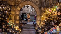 Didirikan pada tahun 1382, Khan el-Khalili di Kairo, Mesir ini awalnya merupakan karavanserai atau tempat persinggahan para pedagang keliling. (Heba Otefy/wikimedia commons)